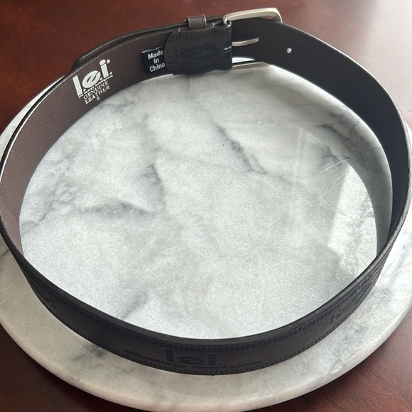 Genuine leather size small belt tooled with l.e.i. On buckle & on return loop. - Picture 12 of 12